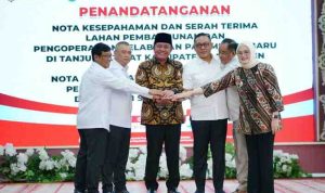 Pada hari Jumat (31/10/2025) di Palembang, dilakukan penandatanganan Nota Kesepahaman (MoU) dan Serah Terima Lahan untuk pembangunan dan pengoperasian pelabuhan baru di Tanjung Carat, Kabupaten Banyuasin, serta Nota Kesepahaman Penyelenggaraan Pelabuhan Pengumpan Regional di Provinsi Sumsel. Pada hari Jumat (31/10/2025) di Palembang, dilakukan penandatanganan Nota Kesepahaman (MoU) dan Serah Terima Lahan untuk pembangunan dan pengoperasian pelabuhan baru di Tanjung Carat, Kabupaten Banyuasin, serta Nota Kesepahaman Penyelenggaraan Pelabuhan Pengumpan Regional di Provinsi Sumsel.