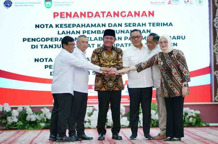 Pada hari Jumat (31/10/2025) di Palembang, dilakukan penandatanganan Nota Kesepahaman (MoU) dan Serah Terima Lahan untuk pembangunan dan pengoperasian pelabuhan baru di Tanjung Carat, Kabupaten Banyuasin, serta Nota Kesepahaman Penyelenggaraan Pelabuhan Pengumpan Regional di Provinsi Sumsel.