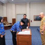 Wali Kota Lubuk Linggau, H. Rachmat Hidayat, melantik dan menyerahkan SK PNS Lulusan IPDN serta SK PPPK tahap II di lingkungan Pemerintah Kota (Pemkot) Lubuklinggau, pada hari Senin, tanggal 29 September 2025, yang dilaksanakan di Cinema Hall Lantai 5 Kantor Walikota Lubuklinggau.