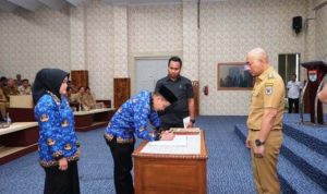 Wali Kota Lubuk Linggau, H. Rachmat Hidayat, melantik dan menyerahkan SK PNS Lulusan IPDN serta SK PPPK tahap II di lingkungan Pemerintah Kota (Pemkot) Lubuklinggau, pada hari Senin, tanggal 29 September 2025, yang dilaksanakan di Cinema Hall Lantai 5 Kantor Walikota Lubuklinggau. Wali Kota Lubuk Linggau, H. Rachmat Hidayat, melantik dan menyerahkan SK PNS Lulusan IPDN serta SK PPPK tahap II di lingkungan Pemerintah Kota (Pemkot) Lubuklinggau, pada hari Senin, tanggal 29 September 2025, yang dilaksanakan di Cinema Hall Lantai 5 Kantor Walikota Lubuklinggau.