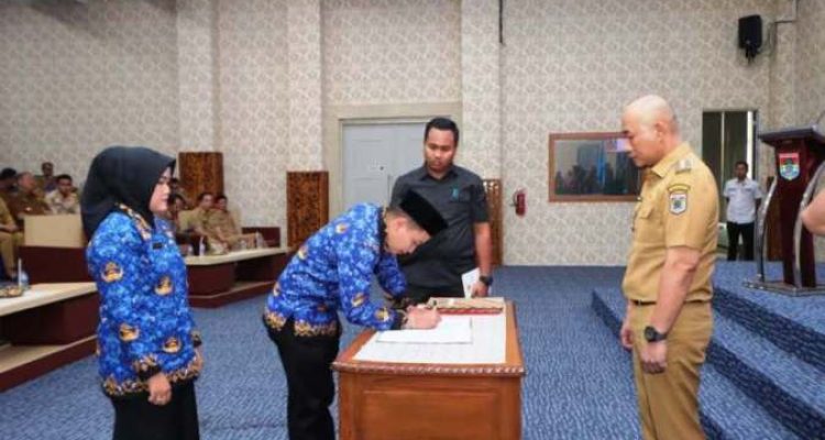 Wali Kota Lubuk Linggau, H. Rachmat Hidayat, melantik dan menyerahkan SK PNS Lulusan IPDN serta SK PPPK tahap II di lingkungan Pemerintah Kota (Pemkot) Lubuklinggau, pada hari Senin, tanggal 29 September 2025, yang dilaksanakan di Cinema Hall Lantai 5 Kantor Walikota Lubuklinggau.