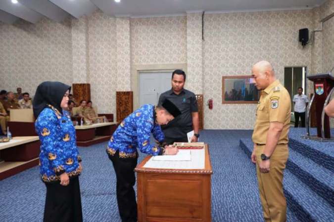 Wali Kota Lubuk Linggau, H. Rachmat Hidayat, melantik dan menyerahkan SK PNS Lulusan IPDN serta SK PPPK tahap II di lingkungan Pemerintah Kota (Pemkot) Lubuklinggau, pada hari Senin, tanggal 29 September 2025, yang dilaksanakan di Cinema Hall Lantai 5 Kantor Walikota Lubuklinggau.