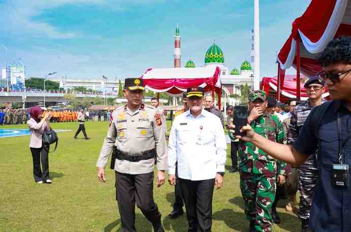 H. Edward Candra, menghadiri Apel Kesiapan dalam rangka Tanggap Darurat Bencana Hidrometeorologi yang diselenggarakan oleh Kepolisian Daerah (Polda) Sumsel di Halaman Mapolda Sumsel, Rabu (5/11/2025).