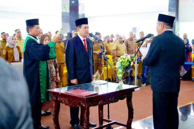 Bupati Kabupaten Musi Banyuasin (Muba), M. Toha, secara resmi melantik Syafaruddin sebagai Penjabat (Pj.) Sekretaris Daerah (Sekda) Kabupaten Muba, dalam pelantikan yang digelar di Pendopoan Griya Bumi Serasan Sekate, pada hari Selasa, tanggal 11 November 2025. (MUSINEWS.ID/TRI)