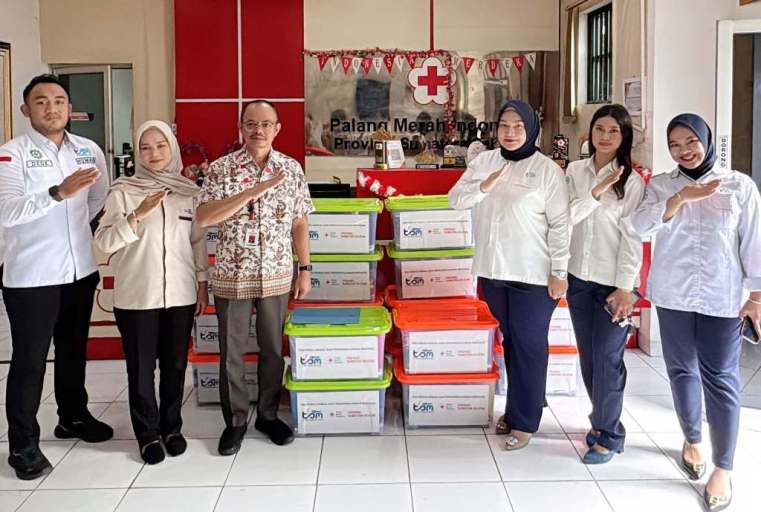 Assistant Manager Humas, Publikasi dan Dokumentasi PT. Tirta Sriwijaya Maju, Gresscia Namira, menyerahkan secara simbolis 20 paket Family Kit kepada Kepala Markas Palang Merah Indonesia Provinsi Sumatera Selatan yang bisa digunakan oleh warga terdampak bencana, pada hari Selasa, tanggal 18 November 2025.