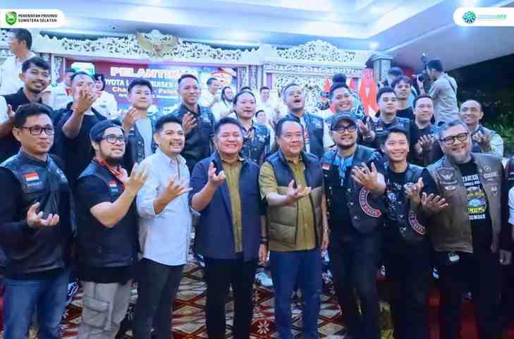 Gubernur Sumatera Selatan H. Herman Deru bersama Wakil Gubernur H. Cik Ujang menghadiri sekaligus melantik pengurus Toyota Land Cruiser Indonesia (TLCI) Chapter 22 Palembang dalam sebuah acara penuh keakraban di Griya Agung Palembang, Minggu (23/11/2025).