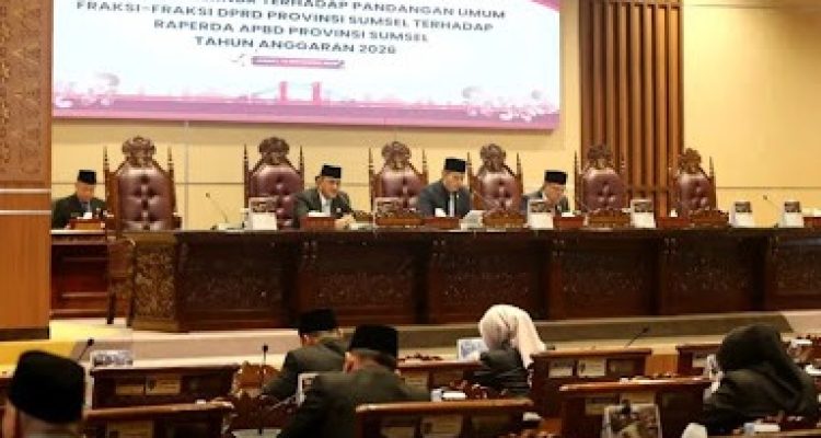 Dewan Perwakilan Rakyat Daerah (DPRD) Provinsi Sumatera Selatan (Sumsel) menggelar Rapat Paripurna XXVI dengan agenda mendengarkan Jawaban Gubernur terhadap Pandangan Umum Fraksi-Fraksi DPRD Provinsi Sumsel atas Rancangan Peraturan Daerah (Raperda) APBD Provinsi Sumsel Tahun Anggaran 2026. Rapat ini berlangsung di Ruang Rapat Paripurna DPRD Sumsel pada Jumat, 14 November 2025.