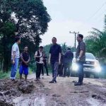 Bupati OKI H. Muchendi meninjau langsung lokasi sekaligus meminta pihak perusahaan membuka akses sementara bagi angkutan masyarakat, Jumat (12/12/2025).