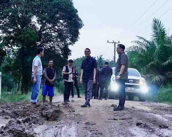 Bupati OKI H. Muchendi meninjau langsung lokasi sekaligus meminta pihak perusahaan membuka akses sementara bagi angkutan masyarakat, Jumat (12/12/2025).