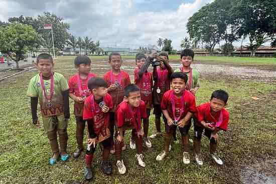 Pada turnamen Ajendam Cup U-10 2025 yang digelar di Lapangan Sepak Bola Ajendam II Sriwijaya, Sekojo, Palembang, Minggu (14/12/2025), SSB PSS sukses mengamankan posisi juara dua.