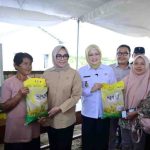 Hj. Eva Susanti, S.E., M.M., melakukan pemantauan langsung kegiatan Operasi Pasar Murah dan Pelayanan Prima Terpadu yang digelar di Desa Merah Mata, Kecamatan Banyuasin I, Kabupaten Banyuasin, Rabu (17/12/2025).