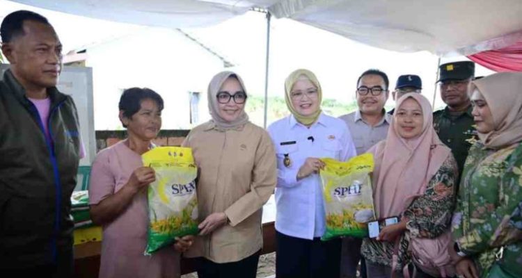 Hj. Eva Susanti, S.E., M.M., melakukan pemantauan langsung kegiatan Operasi Pasar Murah dan Pelayanan Prima Terpadu yang digelar di Desa Merah Mata, Kecamatan Banyuasin I, Kabupaten Banyuasin, Rabu (17/12/2025).