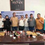 Sejumlah wartawan yang ikut jumpa pers foto bersama dengan komisioner KIP Sumsel antara lain Joemartine Chandra, Hadi Prayogo dan Haidir Rohimin, Jumat (26/12)