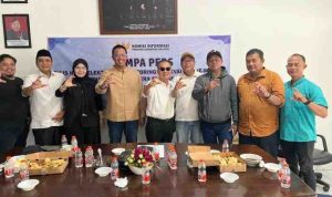 Sejumlah wartawan yang ikut jumpa pers foto bersama dengan komisioner KIP Sumsel antara lain Joemartine Chandra, Hadi Prayogo dan Haidir Rohimin, Jumat (26/12) Sejumlah wartawan yang ikut jumpa pers foto bersama dengan komisioner KIP Sumsel antara lain Joemartine Chandra, Hadi Prayogo dan Haidir Rohimin, Jumat (26/12)