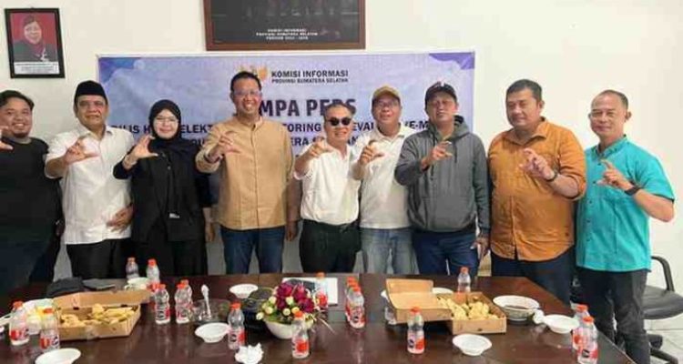 Sejumlah wartawan yang ikut jumpa pers foto bersama dengan komisioner KIP Sumsel antara lain Joemartine Chandra, Hadi Prayogo dan Haidir Rohimin, Jumat (26/12)