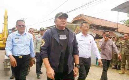 Wali Kota Prabumulih, H. Arlan, didampingi Wakil Wali Kota Prabumulih, Franky Nasril, S.Kom., M.M., menghadiri sekaligus meninjau secara langsung kunjungan kerja Gubernur Sumatera Selatan ke Kota Prabumulih dalam rangka peninjauan kondisi jembatan yang berlokasi di Jalan Tanggamus