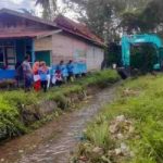 Wali Kota Prabumulih, H. Arlan, memberikan bantuan alat berat milik pribadi untuk melakukan pengerukan endapan tanah di Sungai Jambat Akar, Kelurahan Mangga Besar, Kota Prabumulih.