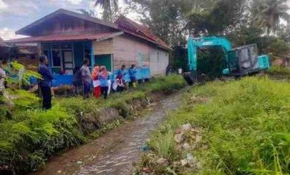Wali Kota Prabumulih, H. Arlan, memberikan bantuan alat berat milik pribadi untuk melakukan pengerukan endapan tanah di Sungai Jambat Akar, Kelurahan Mangga Besar, Kota Prabumulih.