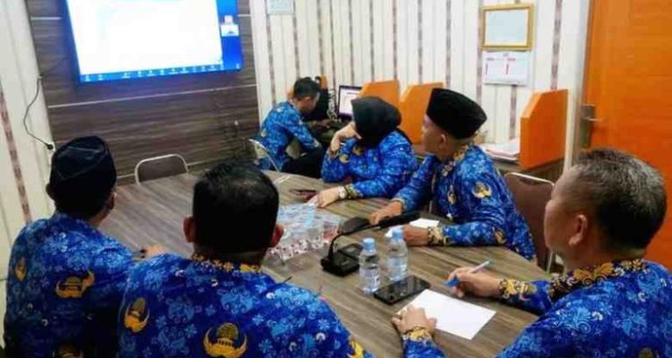 Rapat koordinasi tersebut dihadiri oleh Asisten III Bidang Administrasi Umum Setda Kota Prabumulih, Drs. Amilton, yang mewakili Pemerintah Kota Prabumulih.