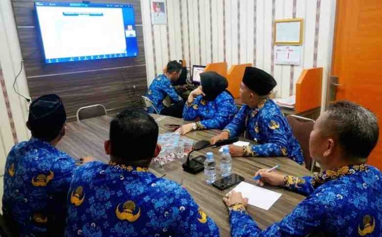 Rapat koordinasi tersebut dihadiri oleh Asisten III Bidang Administrasi Umum Setda Kota Prabumulih, Drs. Amilton, yang mewakili Pemerintah Kota Prabumulih.