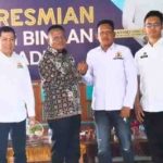 Prabumulih,– Usai menghadiri pengukuhan Kamar Dagang dan Industri (Kadin) Kota Prabumulih, Wali Kota Prabumulih H. Arlan bersama Ketua Umum Kadin Provinsi Sumatera Selatan serta Ketua Kadin Kota Prabumulih melakukan peninjauan sekaligus peresmian Sentra Pengolahan Pangan Gizi (SPPG) yang berlokasi di Jalan Bukit RT 01 RW 02, Kelurahan Patih Galung, Kecamatan Prabumulih Barat, Sabtu (27/12/2025). SPPG Patih Galung merupakan salah satu unit binaan Kadin Kota Prabumulih yang telah beroperasi selama kurang lebih tiga bulan. Keberadaan sentra ini menjadi wujud dukungan Kadin terhadap program pemerintah, khususnya Pemerintah Kota Prabumulih, dalam pemenuhan kebutuhan pangan bergizi. Ketua Kadin Kota Prabumulih, Rudisyah, menyampaikan rasa syukur atas diresmikannya SPPG tersebut. Ia menegaskan bahwa SPPG Patih Galung merupakan bentuk kontribusi nyata Kadin dalam mendukung pembangunan daerah. “Alhamdulillah, SPPG ini telah diresmikan dan sudah berjalan sekitar tiga bulan. Selain sektor nanas, SPPG ini juga menjadi salah satu binaan Kadin sebagai persembahan untuk pemerintah, khususnya Pemerintah Kota Prabumulih,” ujarnya. Sementara itu, pengelola SPPG Patih Galung, Gery Casanova, menjelaskan bahwa saat ini SPPG telah melayani sejumlah sekolah di Kota Prabumulih, mulai dari PAUD, SD Negeri, hingga SMA. “Saat ini kami melayani sekolah-sekolah dengan kuota sebanyak 2.736 porsi, dan SPPG ini telah berjalan kurang lebih tiga bulan,” jelasnya. Dengan diresmikannya SPPG Patih Galung, diharapkan mampu meningkatkan kualitas gizi peserta didik serta mendorong peran aktif dunia usaha melalui Kadin dalam mendukung program pembangunan daerah di Kota Prabumulih.