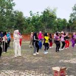 Turut hadir dalam kegiatan tersebut Ketua TP PKK Kota Prabumulih Ibu Hj. Linda Apriana Arlan, beserta seluruh pengurus TP PKK, Kepala OPD yang mewakili antara lain, Kepala DKOP Bapak Joko Firdaus. S. Pd, Kepala Dinas Sosial Bapak Drs. A. Heryanto, MM, Plt Inspektur Bapak Sapta Putra Dewangga, S.H yang ikut berbaur dan berpartisipasi langsung dalam senam bersama.