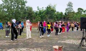 Turut hadir dalam kegiatan tersebut Ketua TP PKK Kota Prabumulih Ibu Hj. Linda Apriana Arlan, beserta seluruh pengurus TP PKK, Kepala OPD yang mewakili antara lain, Kepala DKOP Bapak Joko Firdaus. S. Pd, Kepala Dinas Sosial Bapak Drs. A. Heryanto, MM, Plt Inspektur Bapak Sapta Putra Dewangga, S.H yang ikut berbaur dan berpartisipasi langsung dalam senam bersama.