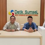 Kepala Bagian Pemberitaan dan Media Sekretariat Jenderal (Setjen) Dewan Perwakilan Daerah (DPD) Republik Indonesia (RI), Heru Firdan, bersama Pimpinan Redaksi DetikSumsel.com, Edi Triono, didampingi Kepala Kantor DPD RI Sumsel dan Redaktur Politik DetikSumsel.com. (MUSINEWS.ID/TRI RICKI YAKUB)