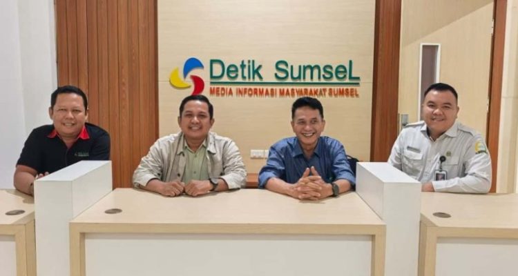 Kepala Bagian Pemberitaan dan Media Sekretariat Jenderal (Setjen) Dewan Perwakilan Daerah (DPD) Republik Indonesia (RI), Heru Firdan, bersama Pimpinan Redaksi DetikSumsel.com, Edi Triono, didampingi Kepala Kantor DPD RI Sumsel dan Redaktur Politik DetikSumsel.com. (MUSINEWS.ID/TRI RICKI YAKUB)
