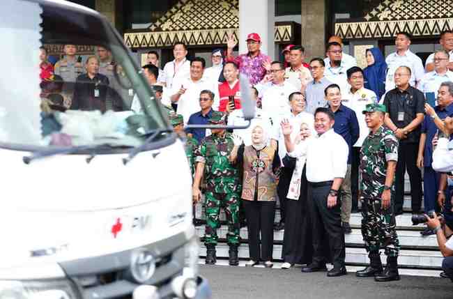 H. Herman Deru, secara simbolis melepas rombongan bantuan kemanusiaan dari Pemerintah Provinsi Sumsel dan masyarakat Sumsel untuk korban bencana alam di Provinsi Aceh, Sumatera Utara, dan Sumatera Barat. Acara pelepasan berlangsung di Griya Agung, Rabu (3/12/2025).
