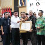 H. Herman Deru memberikan penghargaan kepada para pemenang Kompetisi Inovasi Pelayanan Publik Disdukcapil se-Sumatera Selatan, sekaligus menyaksikan penandatanganan Perjanjian Kerja Sama antara Dinas Kependudukan dan Pencatatan Sipil Provinsi Sumsel dengan Badan Pendapatan Daerah (Bapenda) Provinsi Sumsel serta RSUD Siti Fatimah Provinsi Sumsel Tahun 2025. Bertempat di Graha Bina Praja kamis (11/12/2025)