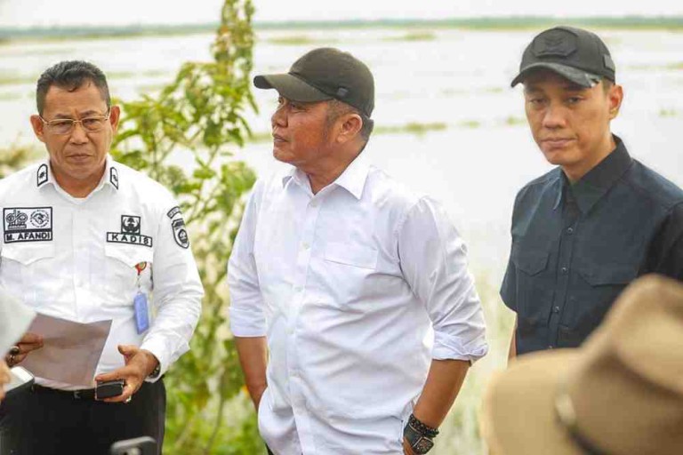 H. Herman Deru turun langsung ke lapangan untuk meninjau kondisi infrastruktur jalan di sejumlah ruas strategis Kabupaten Ogan Komering Ilir (OKI), Jumat (12/12/2025).