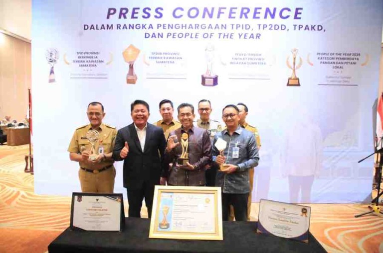 H. Herman Deru membuka Rapat Koordinasi sekaligus Capacity Building High Level Meeting Tim Pengendalian Inflasi Daerah (TPID) dan Tim Percepatan dan Perluasan Digitalisasi Daerah (TP2DD) Kabupaten/Kota se-Sumsel. Kegiatan ini berlangsung di Hotel Aryaduta Palembang, Selasa (2/12/2025).