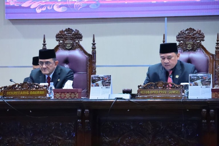 Ketua DPRD Sumsel, Andie Dinialdie, bersama Sekretaris Daerah Sumsel, Edward Candra, menghadiri Rapat Paripurna XXIV DPRD Provinsi Sumsel di Ruang Rapat Paripurna DPRD Sumsel, pada hari Jum'at, tanggal 24 Oktober 2025.