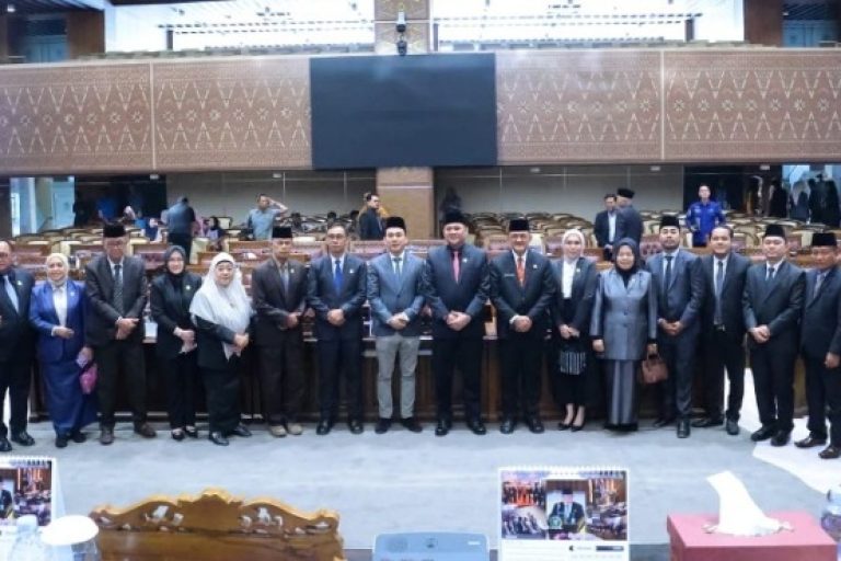 Ketua DPRD Sumsel, Andie Dinialdie, bersama Sekretaris Daerah Sumsel, Edward Candra, menghadiri Rapat Paripurna XXIV DPRD Provinsi Sumsel di Ruang Rapat Paripurna DPRD Sumsel, pada hari Jum'at, tanggal 24 Oktober 2025.