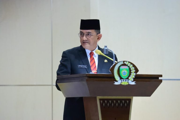 Ketua DPRD Sumsel, Andie Dinialdie, bersama Sekretaris Daerah Sumsel, Edward Candra, menghadiri Rapat Paripurna XXIV DPRD Provinsi Sumsel di Ruang Rapat Paripurna DPRD Sumsel, pada hari Jum'at, tanggal 24 Oktober 2025.