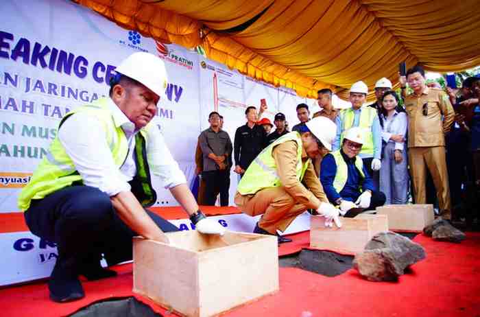 Selasa (9/12/2025), Gubernur Sumatera Selatan H Herman Deru bersama Bupati Muba HM Toha Tohet SH melakukan groundbreaking pembangunan jaringan gas (jargas) rumah tangga di Kecamatan Babat Supat.