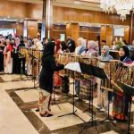 Sejumlah WNI tampil membawakan lagu perjuangan dengan angklung untuk menyambut kedatangan Kepala Negara saat tiba di hotel tempatnya bermalam di Pakistan, pada Senin, 8 Desember 2025. Foto: BPMI Setpres/Laily Rachev