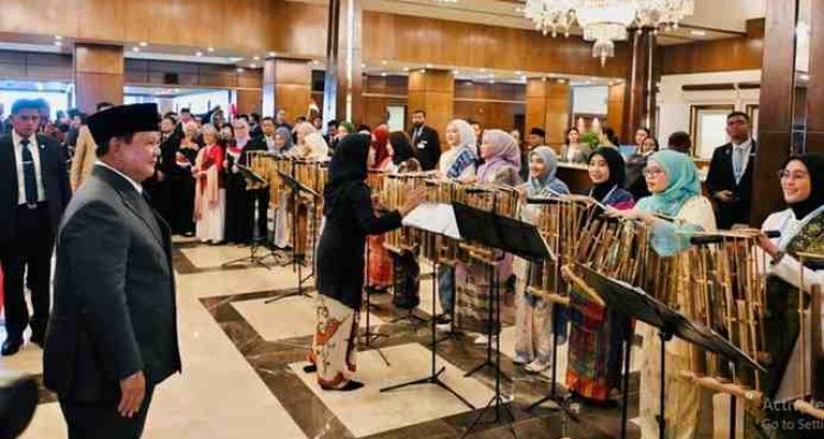 Sejumlah WNI tampil membawakan lagu perjuangan dengan angklung untuk menyambut kedatangan Kepala Negara saat tiba di hotel tempatnya bermalam di Pakistan, pada Senin, 8 Desember 2025. Foto: BPMI Setpres/Laily Rachev