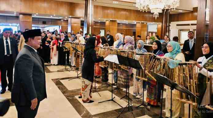 Sejumlah WNI tampil membawakan lagu perjuangan dengan angklung untuk menyambut kedatangan Kepala Negara saat tiba di hotel tempatnya bermalam di Pakistan, pada Senin, 8 Desember 2025. Foto: BPMI Setpres/Laily Rachev