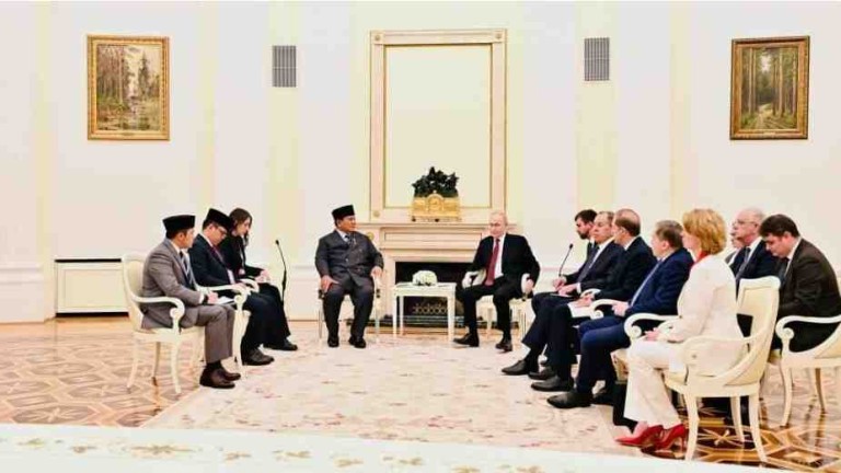 Presiden Republik Indonesia Prabowo Subianto melakukan pertemuan bilateral dengan Presiden Federasi Rusia Vladimir Putin di Istana Kremlin, Moskow, pada Rabu, 10 Desember 2025. Foto: BPMI Setpres/Laily Rachev