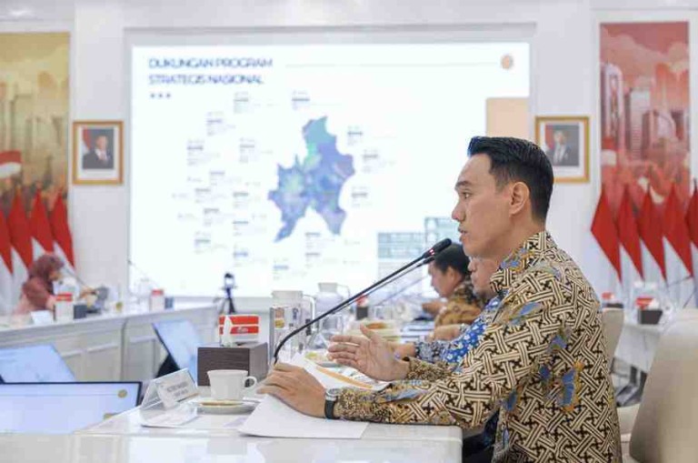 H. Muchendi Mahzareki menemui Menteri Perencanaan Pembangunan Nasional, Prof. Rachmat Pambudy, di Jakarta, Kamis, (11/12).