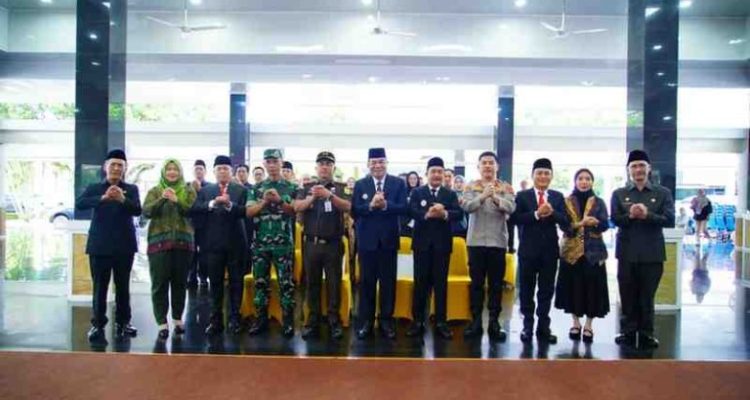 Bupati Musi Banyuasin H. M. Toha Tohet, S.H didampingi Wakil Bupati Musi Banyuasin Kyai Abdur Rohman Husen, melantik dan mengambil sumpah jabatan Pejabat di Lingkungan Pemerintah Kabupaten Musi Banyuasin Tahun 2025.
