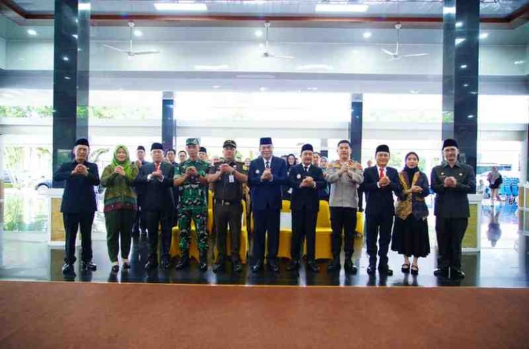 Bupati Musi Banyuasin H. M. Toha Tohet, S.H didampingi Wakil Bupati Musi Banyuasin Kyai Abdur Rohman Husen, melantik dan mengambil sumpah jabatan Pejabat di Lingkungan Pemerintah Kabupaten Musi Banyuasin Tahun 2025.