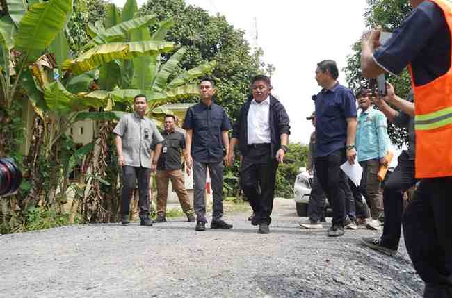 H. Herman Deru, meninjau Desa Benawa di Kecamatan Teluk Gelam, Ogan Komering Ilir (OKI), Jumat, 12 Desember.