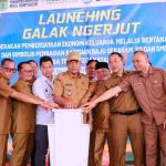 HM Toha Tohet SH bersama jajaran Organisasi Perangkat Daerah (OPD) Pemkab Muba disambut bahagia oleh masyarakat dan siswa-siswi Desa Teluk , Kecamatan Lais, Selasa (16/12/2025).