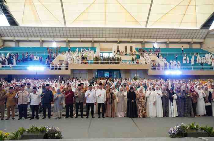 Pemerintah Kabupaten Ogan Komering Ilir (OKI) menghadirkan dr Aisah Dahlan, CMHt., CM.NLP dalam kegiatan Muhasabah Akhir Tahun dan Peringatan Hari Ibu yang digelar di GOR Perahu Kajang, Selasa (16/12).