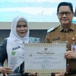 Universitas Kader Bangsa (UKB) Palembang kembali membuktikan kualitas lulusannya di tingkat regional. Salah satu alumninya, Nur Rahmi, berhasil mengharumkan nama almamater setelah meraih Juara 1 Tenaga Kesehatan Teladan (Nakesdan) kategori Bidan tingkat Provinsi.