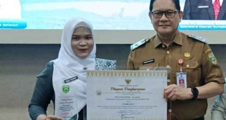 Universitas Kader Bangsa (UKB) Palembang kembali membuktikan kualitas lulusannya di tingkat regional. Salah satu alumninya, Nur Rahmi, berhasil mengharumkan nama almamater setelah meraih Juara 1 Tenaga Kesehatan Teladan (Nakesdan) kategori Bidan tingkat Provinsi.
