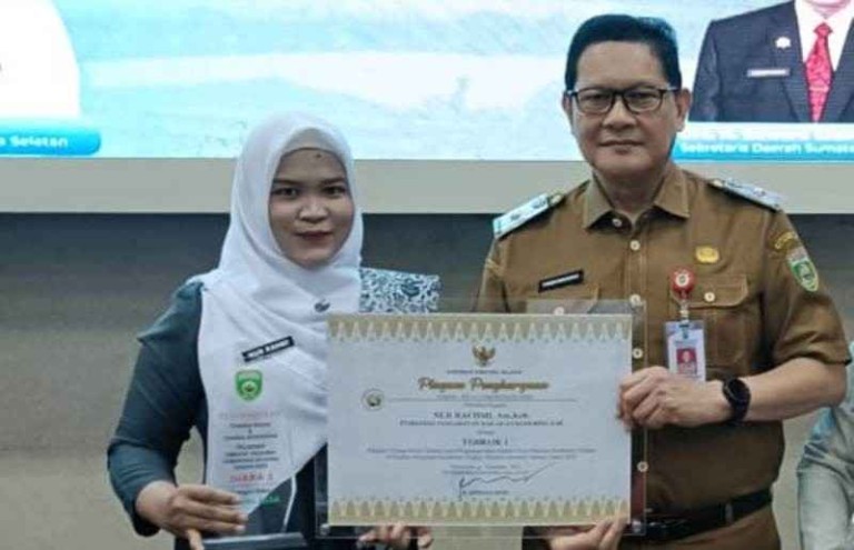 Universitas Kader Bangsa (UKB) Palembang kembali membuktikan kualitas lulusannya di tingkat regional. Salah satu alumninya, Nur Rahmi, berhasil mengharumkan nama almamater setelah meraih Juara 1 Tenaga Kesehatan Teladan (Nakesdan) kategori Bidan tingkat Provinsi.